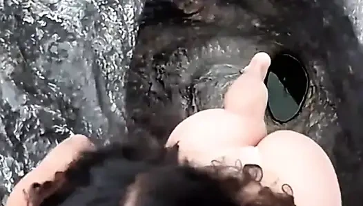 Настоящий минет в видео от первого лица - возбужденная латина сосет незнакомцу