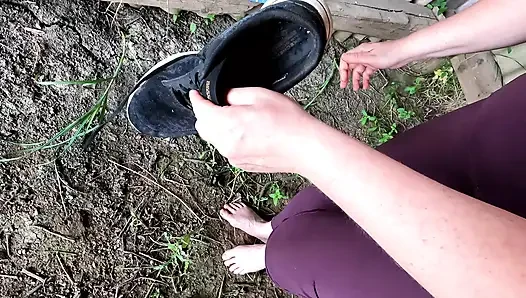 Sie muss sich im Stall komplett nackt die Titten schlagen lassen