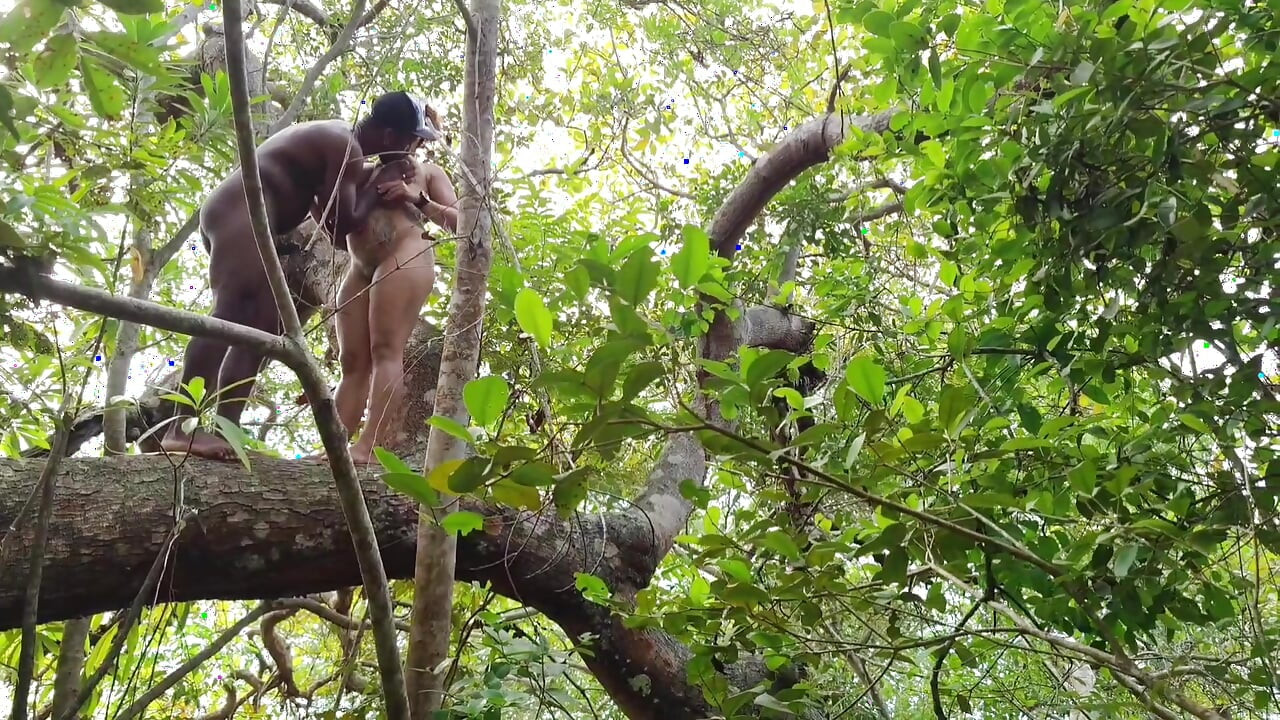 FRIEND I CAUGHT IT IN THE FOREST AND I PUT MY COCK VERY HARD GIVING A SIP INSIDE MY ASS