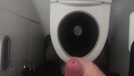 Uçak banyosunda mastürbasyon ve boşalma.