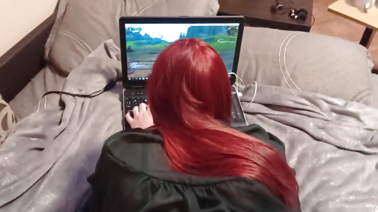 Sevimli bir kızı oynarken siktim