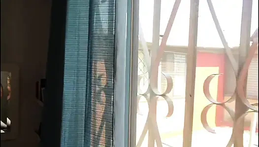 Riva wachte heiß auf und wir begannen am Fenster, jetzt sah uns der Nachbar