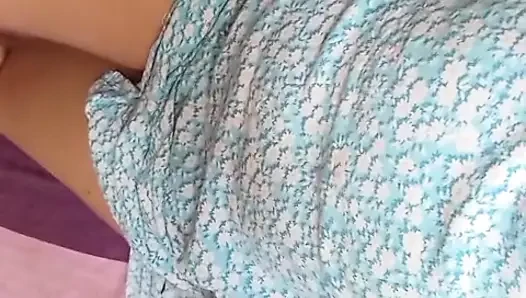 Cewek sange ini lagi asik masturbasi itilnya sampai orgasme intens