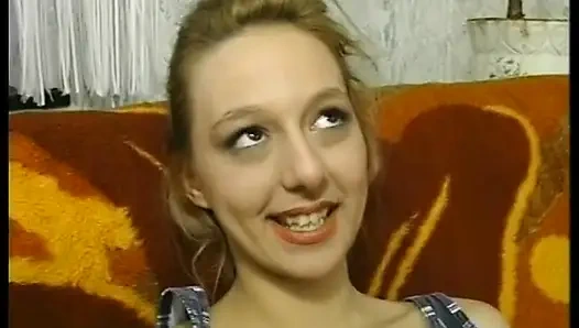 Amateur teen kommt zu ihm nach hause für einen kaffee