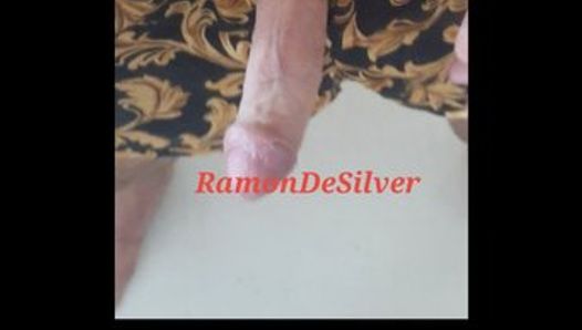 Mistr Ramon masíruje svůj horký penis ve svých sexy sexy hedvábných šortkách (dárek od otroka)