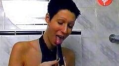 Štíhlá dáma z Německa masturbuje před odchodem do sprchy