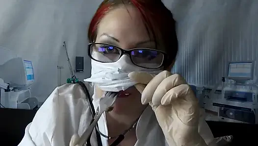 Arzt isst in medizinischer maske und handschuhen