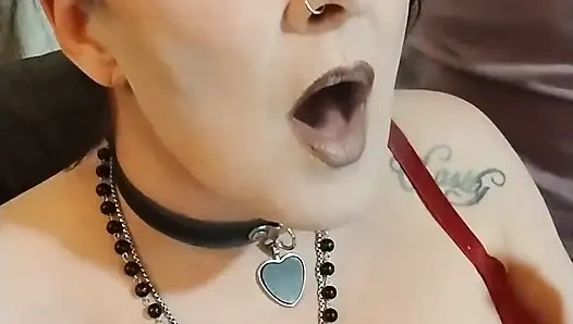 Orta yaşlı seksi kadın sutyen içinde sigara içiyor