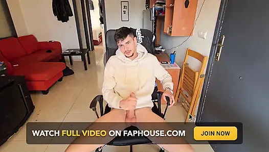 Dia masturbasi sendirian di rumah dengan cumshot yang bagus