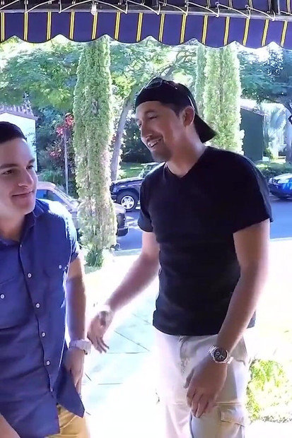 BFFS - Deux jolies filles Sydney Cole et Moriah Tyler Recieve des cadeaux coquins dans des boîtes par des mecs pervers