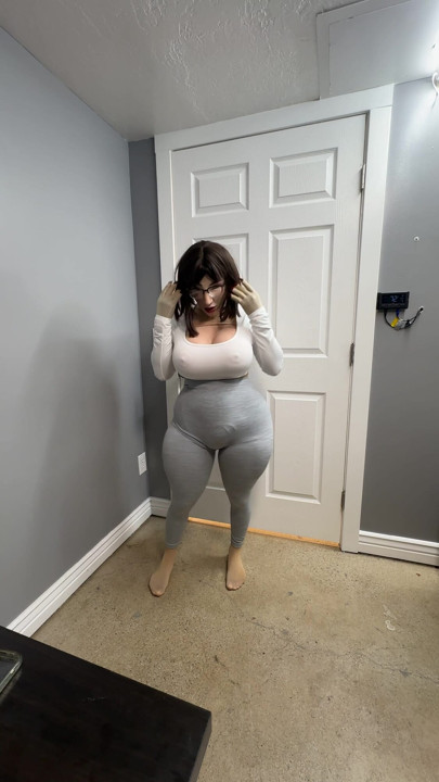 Amo minhas novas leggings cinza na minha bunda e peitos grandes | Clipe 1