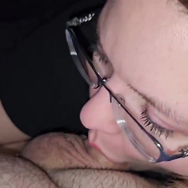 Han mater meg kuken hardt og ser ham ta tak i håret mitt og knulle ansiktet mitt til han fyller munnen min med sin tykke kremete ladning