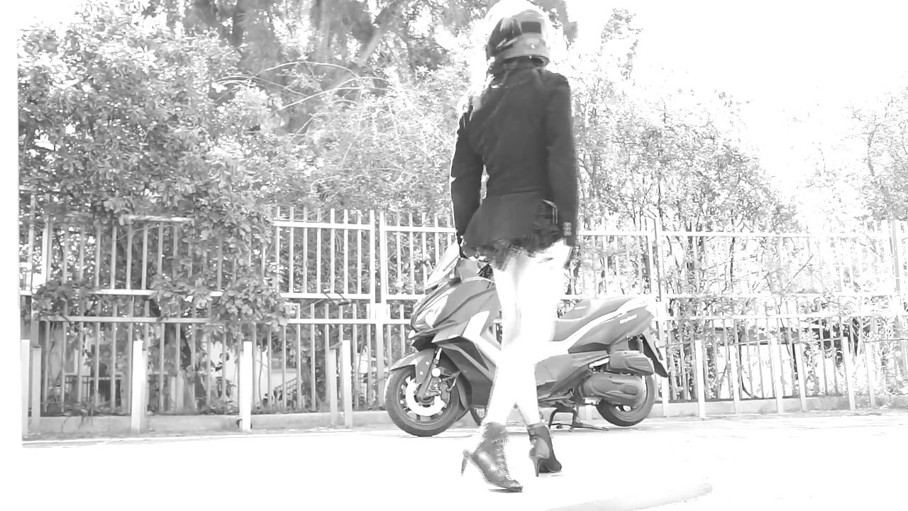 Under turen løfter skjørtet hennes seg opp og avslører den lille penisen hennes