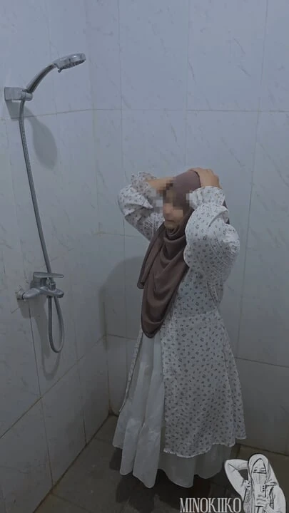 Mahasiswi Ber Jilbab Lagi Mandi dan Ngentot Sama Bapak Kos
