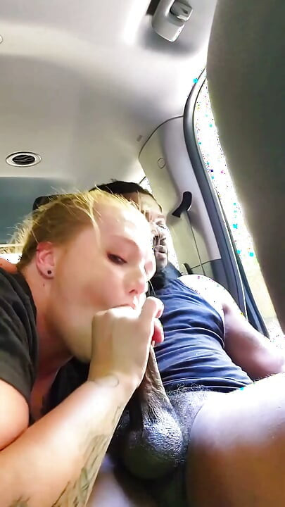 Biała BBW ssie mojego czarnego kutasa, głębokie gardło i połyka całą moją spermę, o kurwa!!