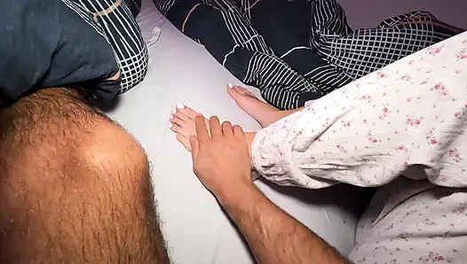 POV kleine stiefschwester mia bringt mich mit ihren füßen zum kommen