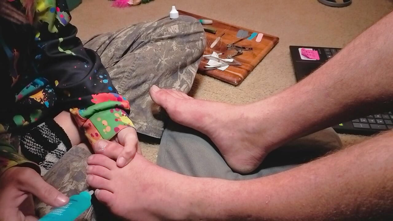 Melody给她的主人修脚