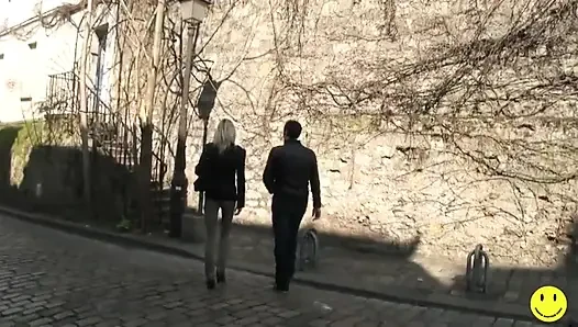 Orta yaşlı seksi sarışın kadın Max ve Jack tarafından parçalanıyor