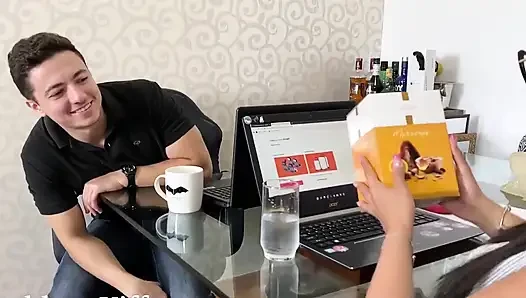 Kiffa ist büroangestellte