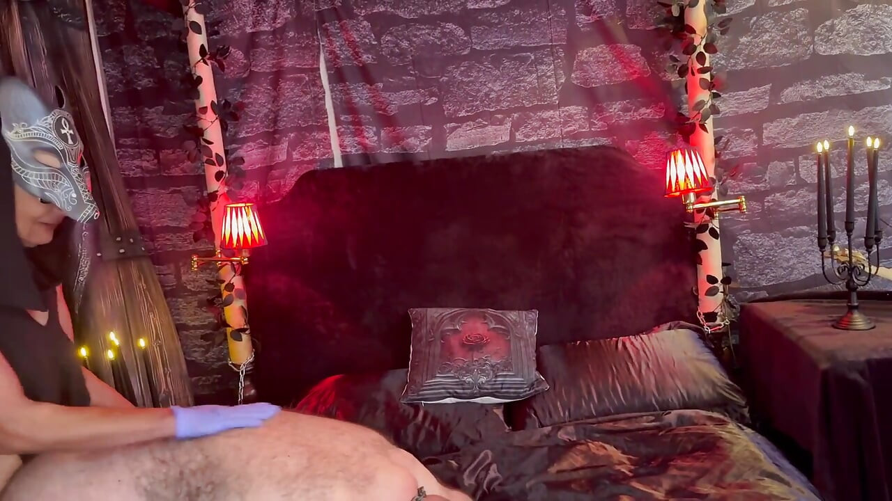 Parte 2 - Domina Satana, traz um novo cliente para black berry milf para punição.