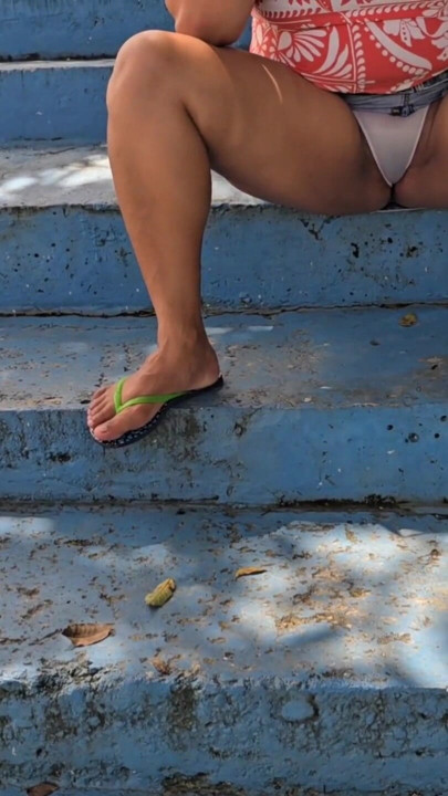 Cameltoe in the square | Clip 1
