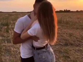 #热辣女友和男友接吻视频#