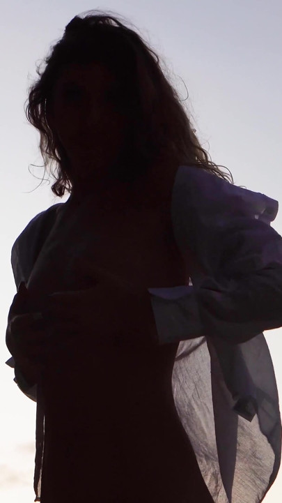 Provocação à beira-mar com Candice Demellza