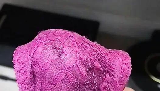 Evli kadın ıslak külotla eve geldi çok iyi kokuyor, duş alırken o külotu kremlemem gerekiyor