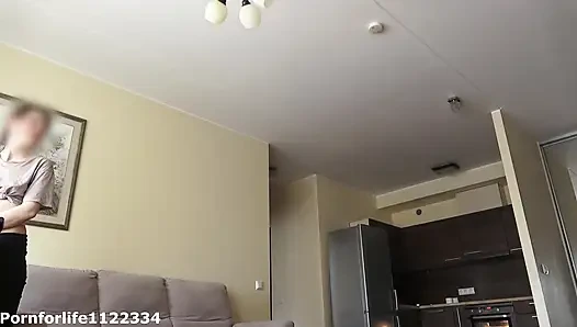 Üvey oğul üniversiteden sonra eve geldi ve kelepçelendi ve üvey annesini kontrol ederek mastürbasyon yapıyor