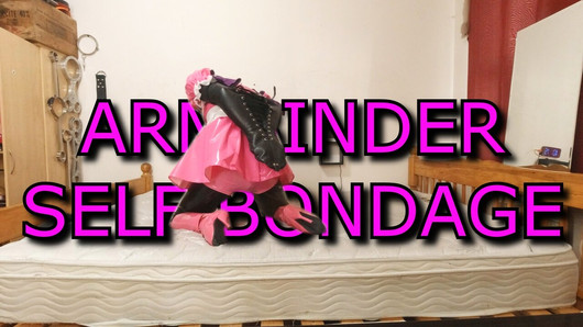 Sissy maid armbinder auto-bondage dans une nouvelle robe de femme de chambre et des bottes de ballet