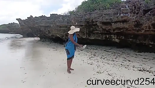 Extremes blankziehen am strand. Ich habe meinen Über-fahrer mit meinem kitzler zum spielen gebracht, bis ich squirte