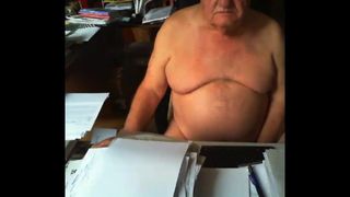 Дедушка подрачивает перед вебкамерой