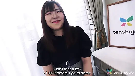 Miki si mahasiswi nakal ini lagi asik pamer pantat bahenolnya sama kami