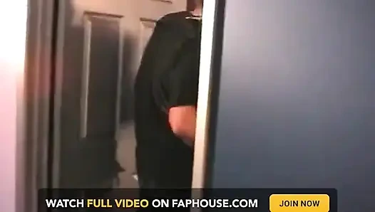 Azgın sarışın orta yaşlı seksi kadın sert sikiliyor ve yoğun bir şekilde boşalıyor