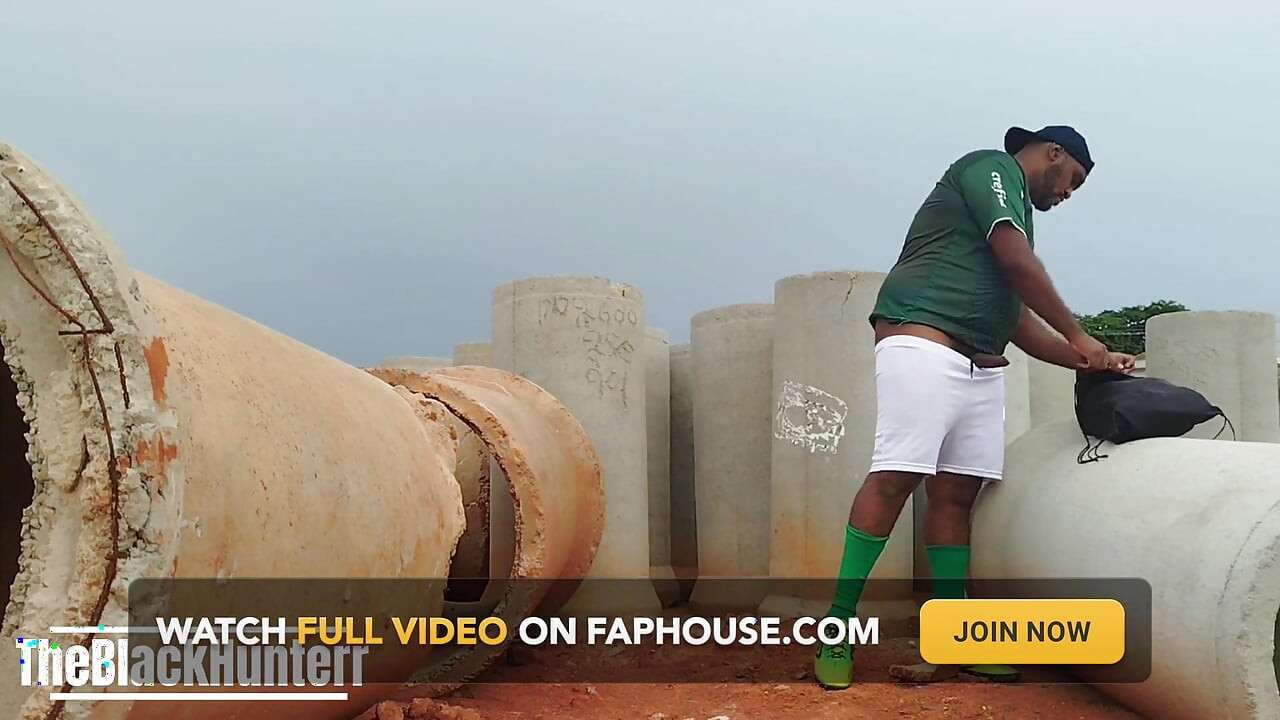 比赛结束回来时满身大汗, 我很兴奋, 忍不住射了