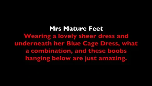 # 379 Mrs Mature Feet ist ein sexy käfigkleid