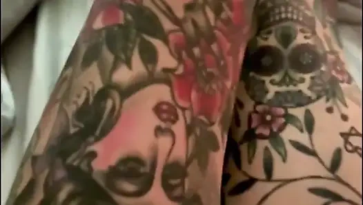 Gecenin ortasında mastürbasyon yapıyor ve çok sert boşalıyor