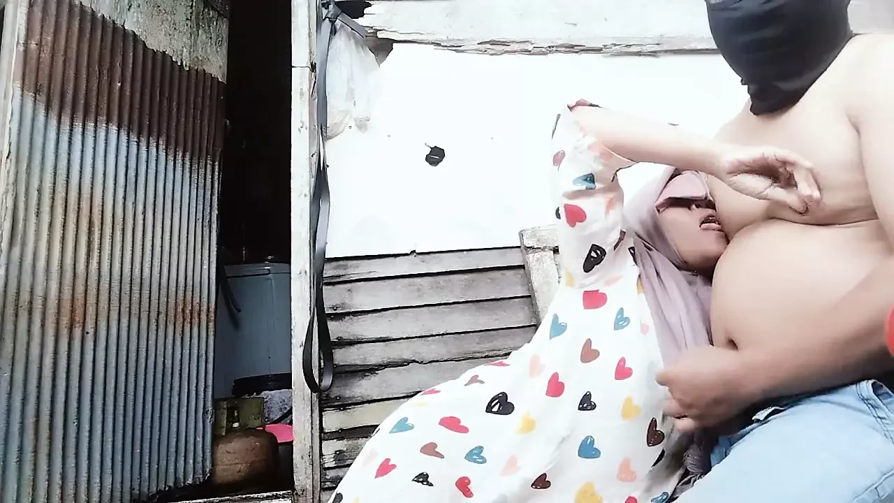 리아니는 남편의 방이 너무 바빠서 방을 나가달라고 부탁했다.
