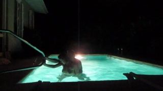 Julie nous MILF baise et suce dans la piscine