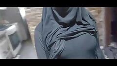 Araba calda amatoriale milf mostra grandi tette e schizzo di figa cremosa in abito niqab