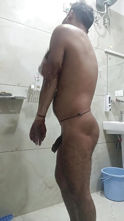 भारतीय देसी आदमी शॉवर और सेक्स का मजा लेता है