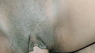 Indische Desi Bhabhi fickte mit Freund der Schwester im Oyo Hotel, Hindi-Video vom Hotelmanager geleakt