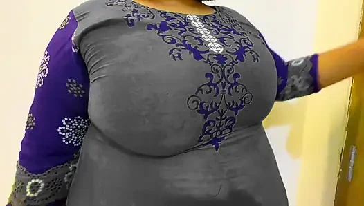 Дези сексуальная огромная задница и большие сиськи теща во время уборки комнаты, зять становится горячим, затем трахает ее