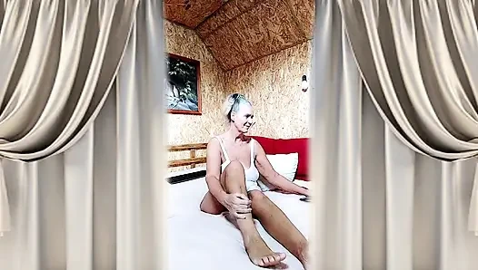 Фантазии сидения на мягкой кровати