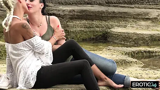 Two Girlfriends Suck Their Vacation Acquaintance's Trunk