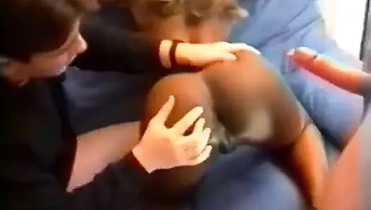 Очень шлюховатая черная девушка, которая берет незнакомца домой, чтобы трахнуть ее перед ее бойфрендом.