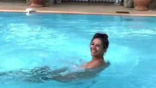 Elizabeth Hurley - em topless na piscina, 22 de agosto de 2018