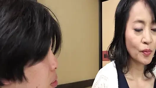 A093G11 Tongue and tongue entangled at a hot spring inn without water with a mature mother! Carnal SEX that devours a mature mother in her fifties!