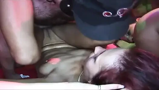 Boyalı grup seks partisi içindeki olgun kızlar ıslak dölle damlıyor