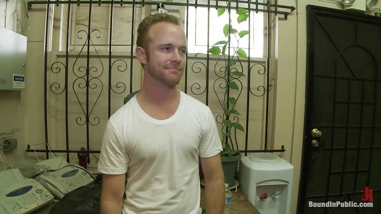 Καυτή γυμνάστρια δένεται και γαμιέται σε παρτούζα σε ένα κατάστημα πορνό